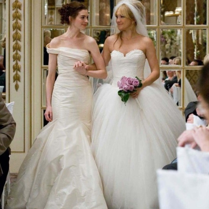 فستاني كايت هادسون وآن هاثاوي في فيلم برايدز وور