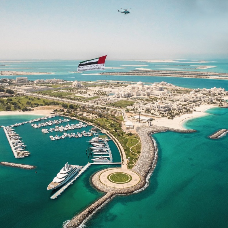 تحليق طائرات عمودية في سماء أبوظبي تحمل رسائل توعوية للوقاية من كورونا