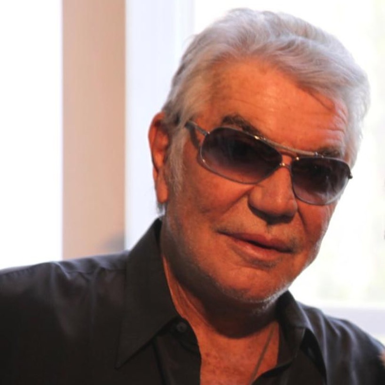 بعد رحلة إبداعية طويلة.. وفاة الإيطالي روبرتو كافالي عملاق تصميم الأزياء