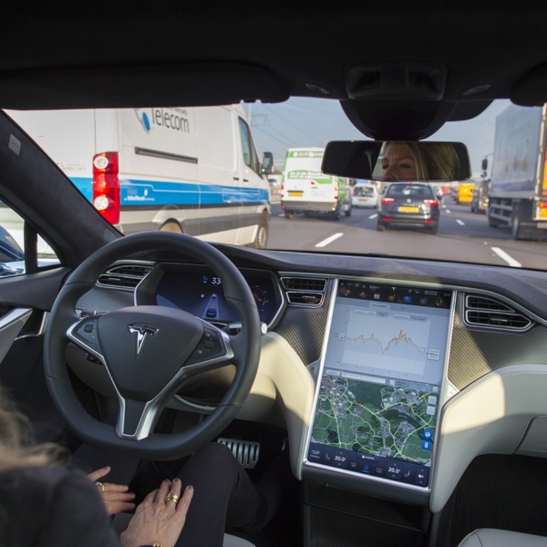 نظام القيادة الآلية في سيارة Tesla Model X كان سبب في حادث مروع