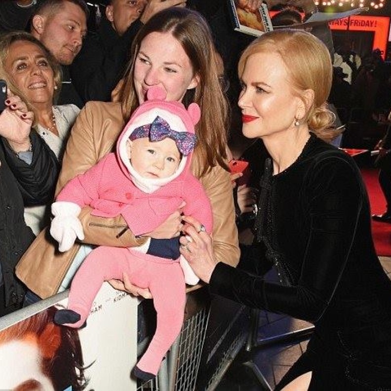 نيكول كيدمان 49 عاما تبدو في غاية الجمال والأناقة، وتلتقط الصور خلال عرض فيلم Lion في لندن