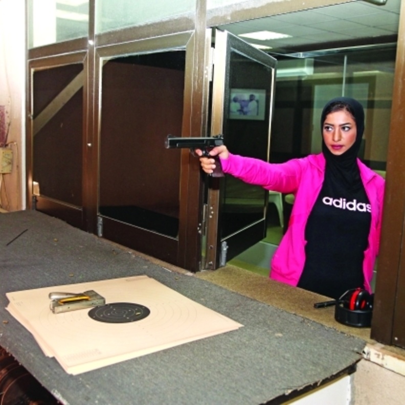 خديجة الطنيجي أول إماراتية تمارس الرماية