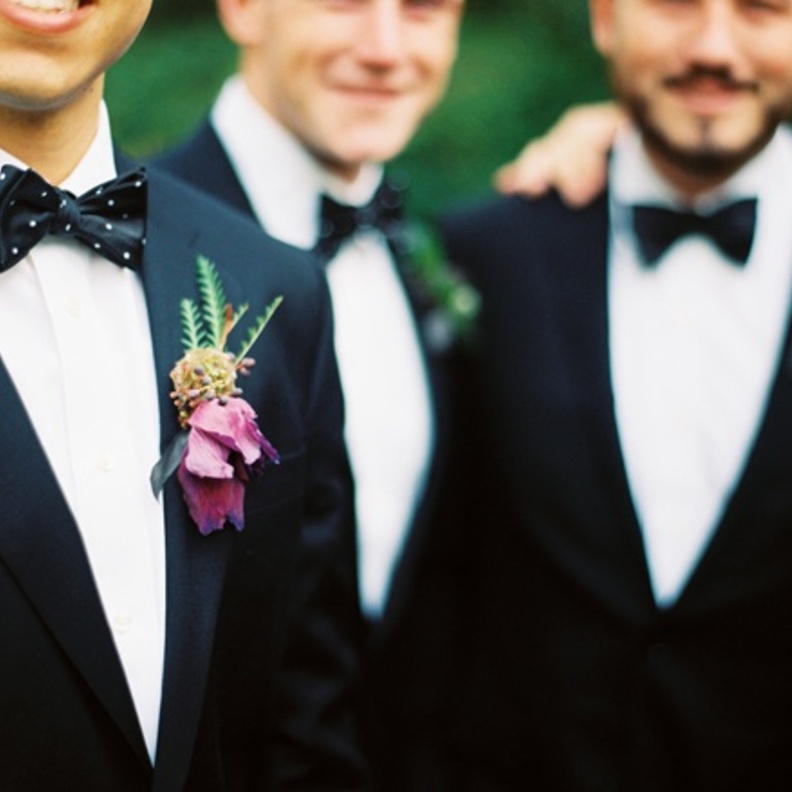 وللعريس.. باقات زهور صغيرة لتكتمل أناقة بدلته