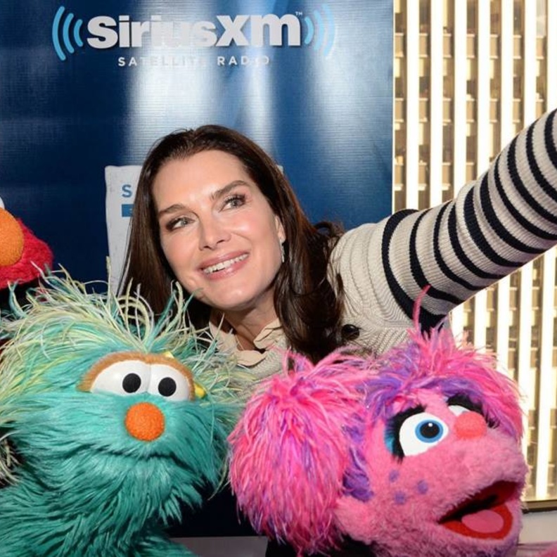 بروك شيلدز تلتقط سيلفي مرح مع شخصيات "افتح يا سمسم"