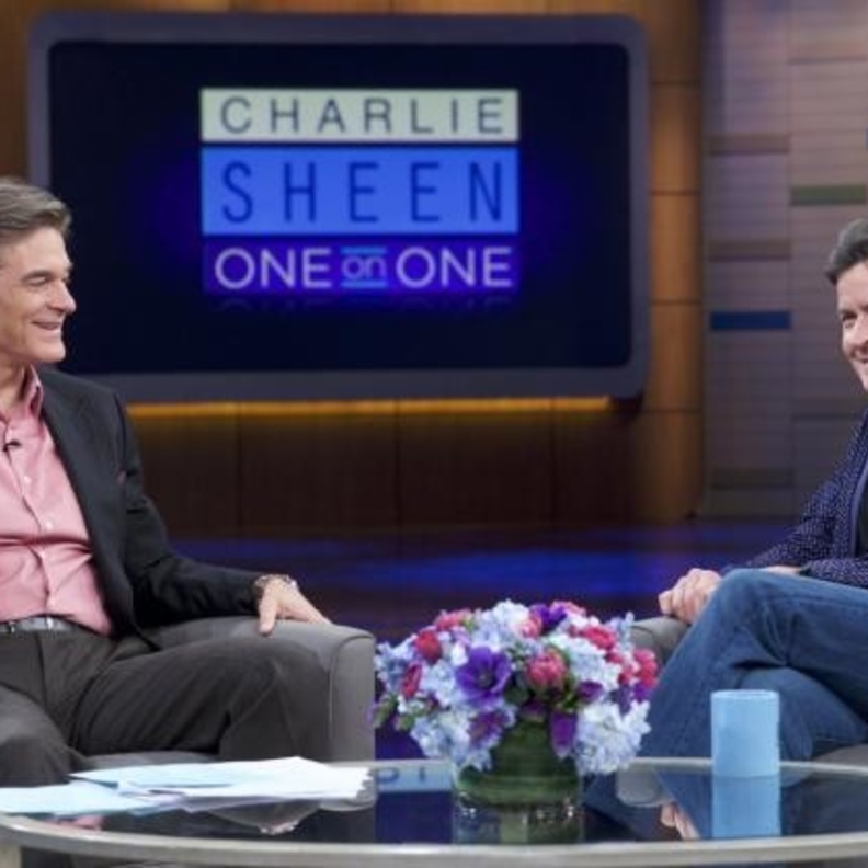 الممثل تشارلي شين أثناء عرض البرنامج