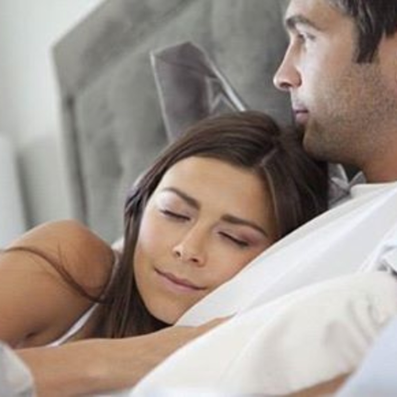 إلى كل زوجين: إحذروا النوم قبالة المرآة