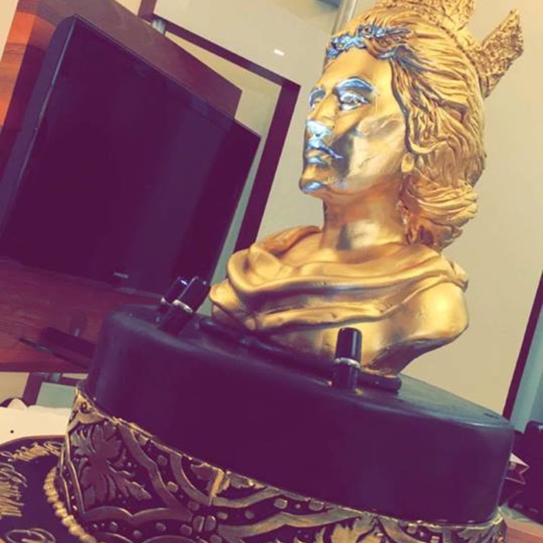 كيكة تحمل راس احلام باللون الذهبي