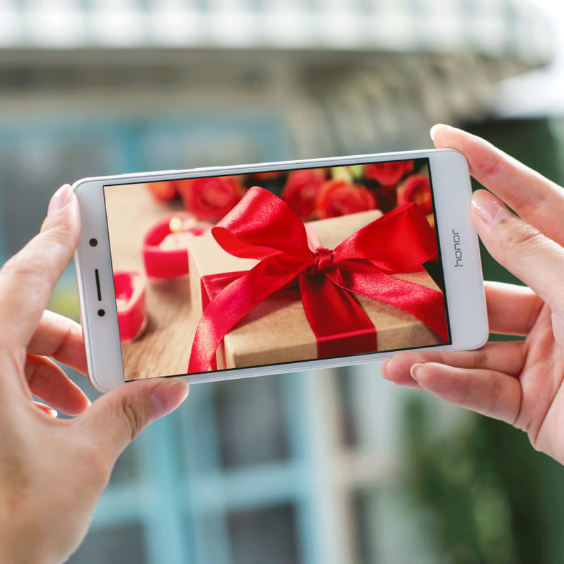 الماء، الهواء، الطعام وهواوي هونر . أساسيات الاستمتاع بعيد الحب  