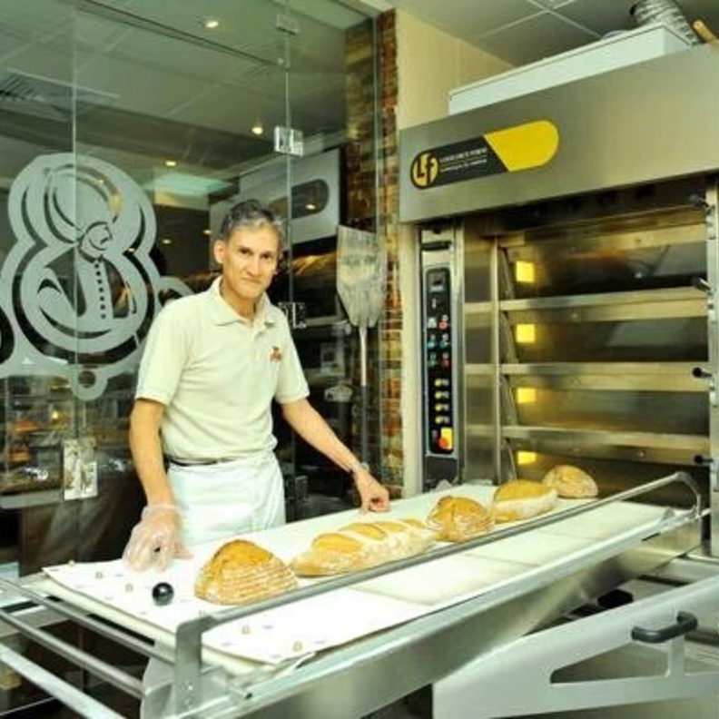 عبدالمحسن في مصنعه 