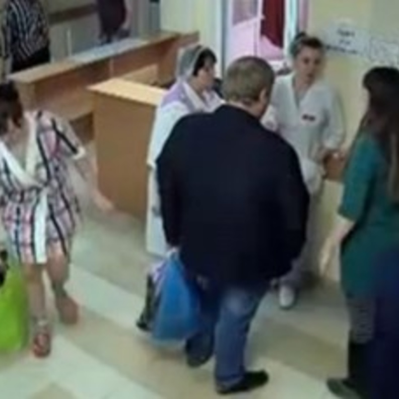 امراة تسرق طفلة من مستشفى امام اعين الاطباء