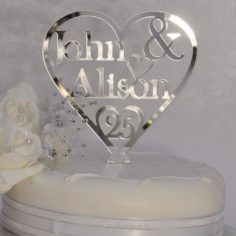 اعتماد اللون الفضي لزينة كيكة الزفاف