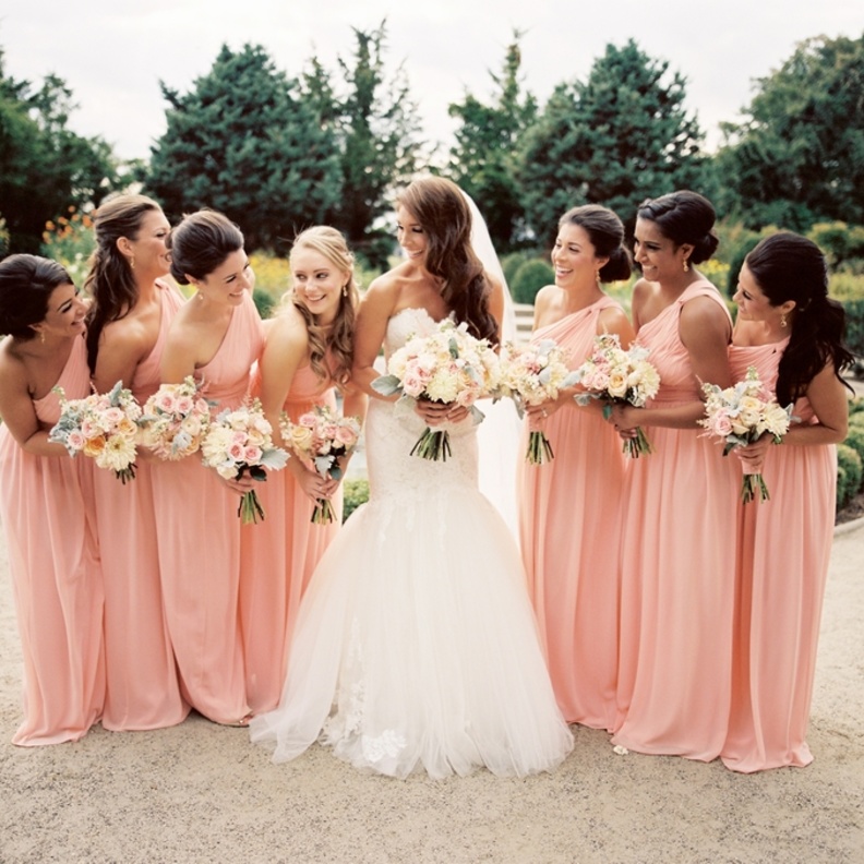 صديقات العروس بفساتين جميلة ومشعة باللون المشمشي
