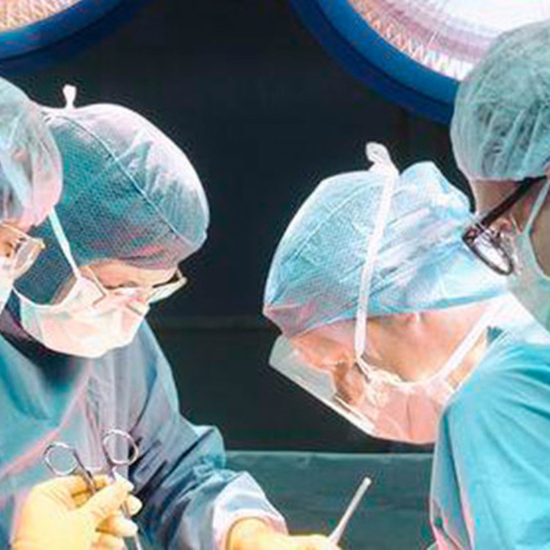 فريق سعودي يجري عملية جراحية دقيقة
