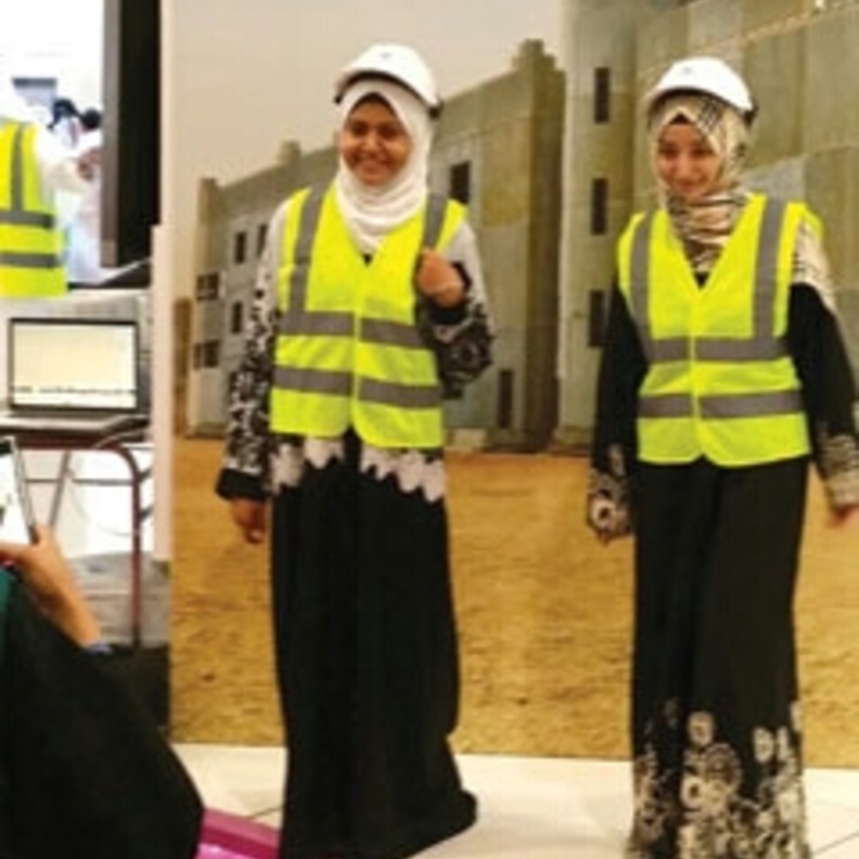 مهندستان سعوديتان في معرض التعليم