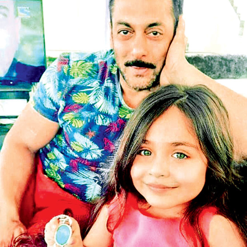 سيلفي سلمان والطفله