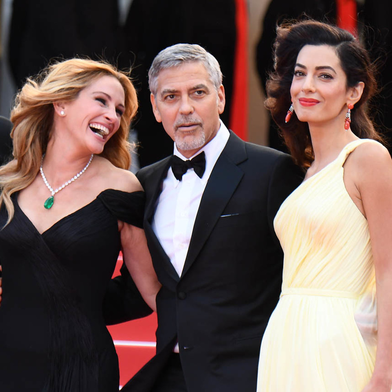 جورج يتوسط جوليا وامل