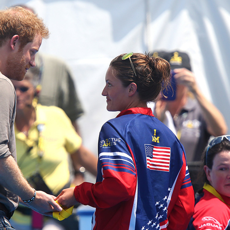 جندية تطلب من الامير هاري أن يتبرع بميداليتها الذهبية 