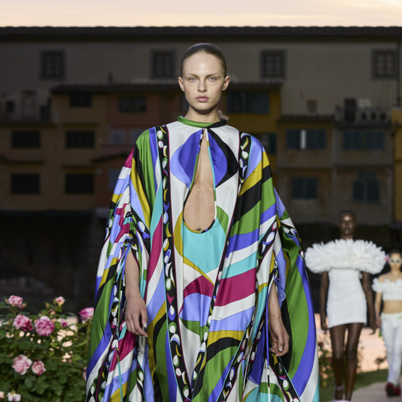 إطلالة بألوان لافتة وباردة منعشة ومريحة للنظر من Pucci