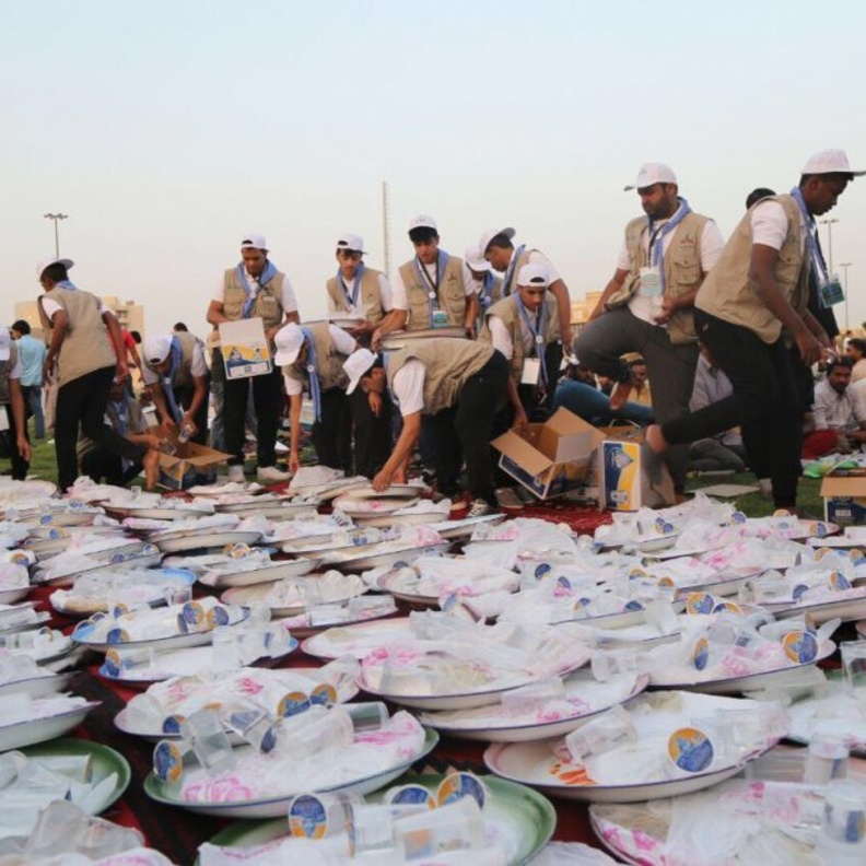 المتطوعين يقومون بتوزيه وجبات الافطار وتجهيزها  