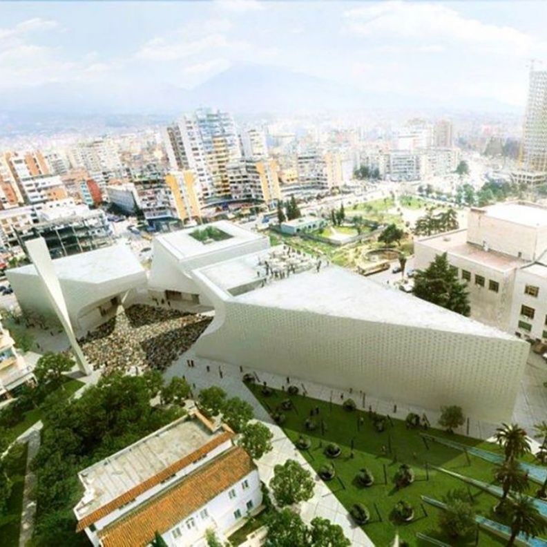 مسجد ألبانيا و التشكيلة الرائعة من الأحجام الثلاثة انفتاحه المقصود على نسيج المدينة