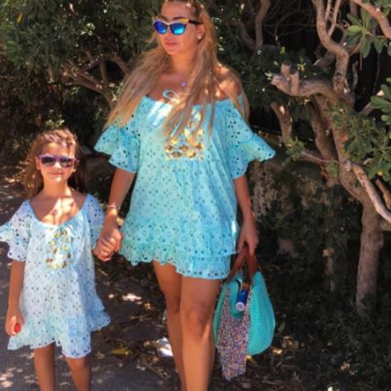 جويل مردينيان مع ابنتها بلبس مماثل خلال عطلتها في فرنسا