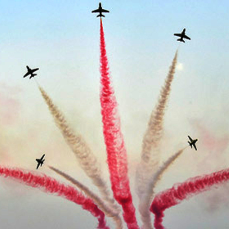 من العروض الجوية في مهرجان الباحة