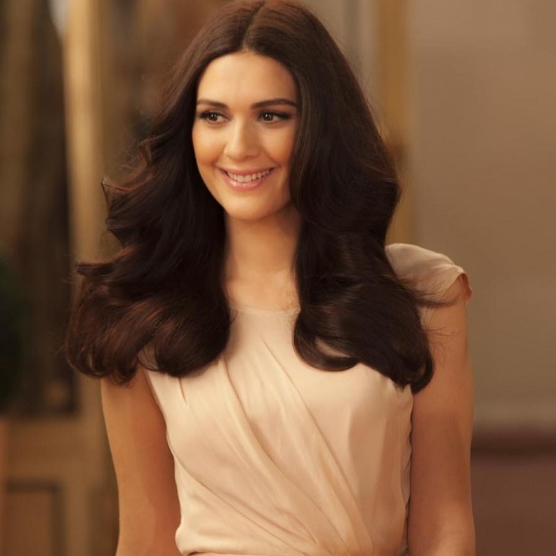 الممثلة التركية برجوزار كوريل