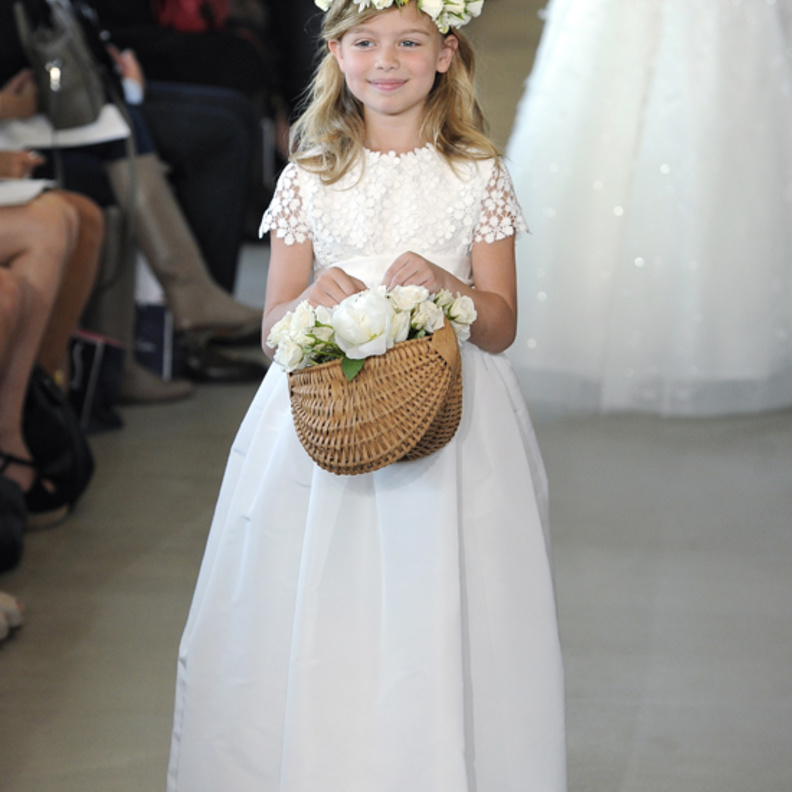 كيفية اختيار فتاة الزهور لزفافك