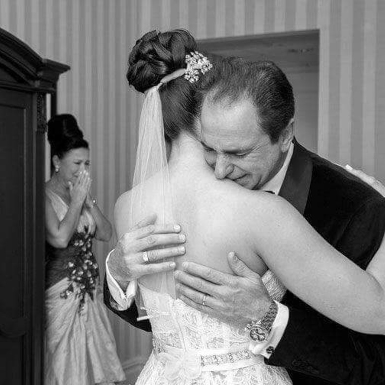 بالصور: والد العروس بين دموع الفرح والحزن