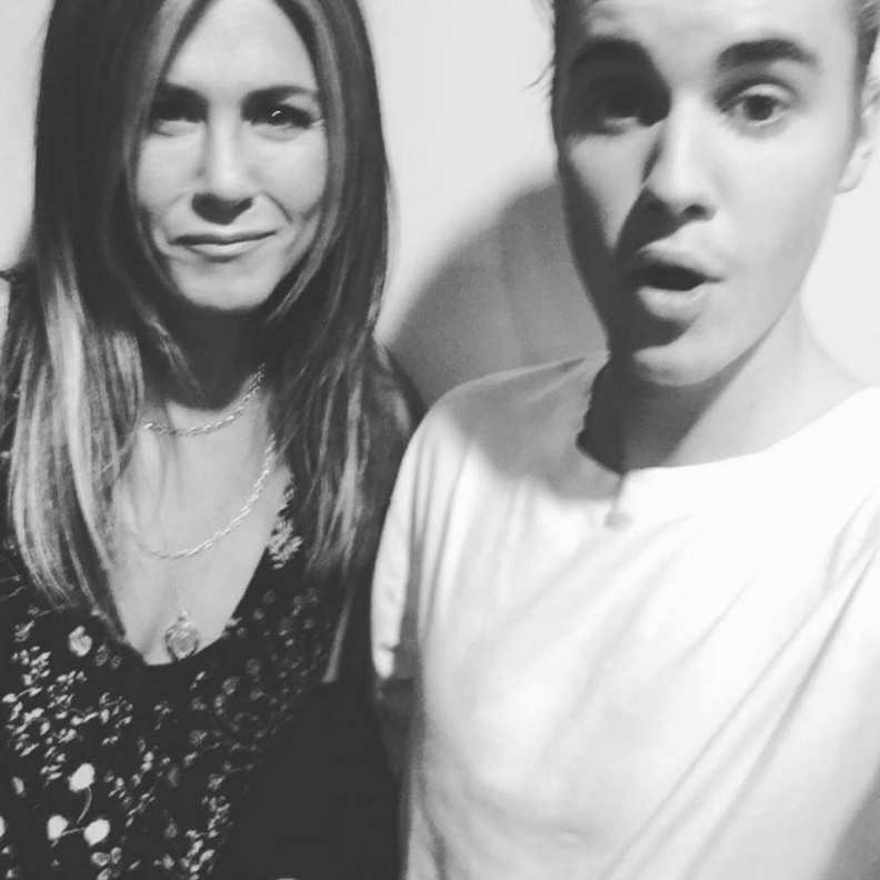 selfie مضحك لجينيفر وجاستين من كواليس Ellen Show