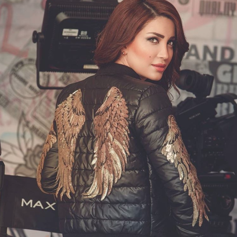 نسرين طافش في سترة جلدية مُزينة بجوانح ذهبية
