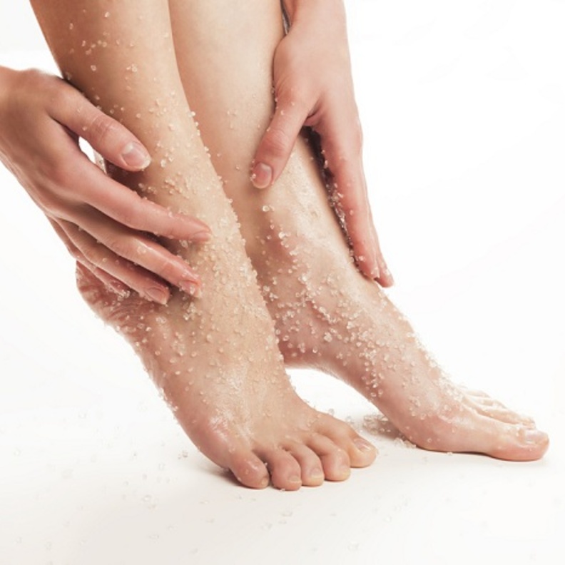 يساعد الملح على ازالة تشققات القدمين