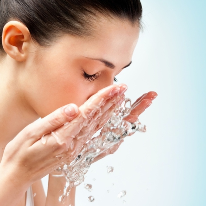 4 طرق لتنظيف بشرتك بعد زفافك المتعب