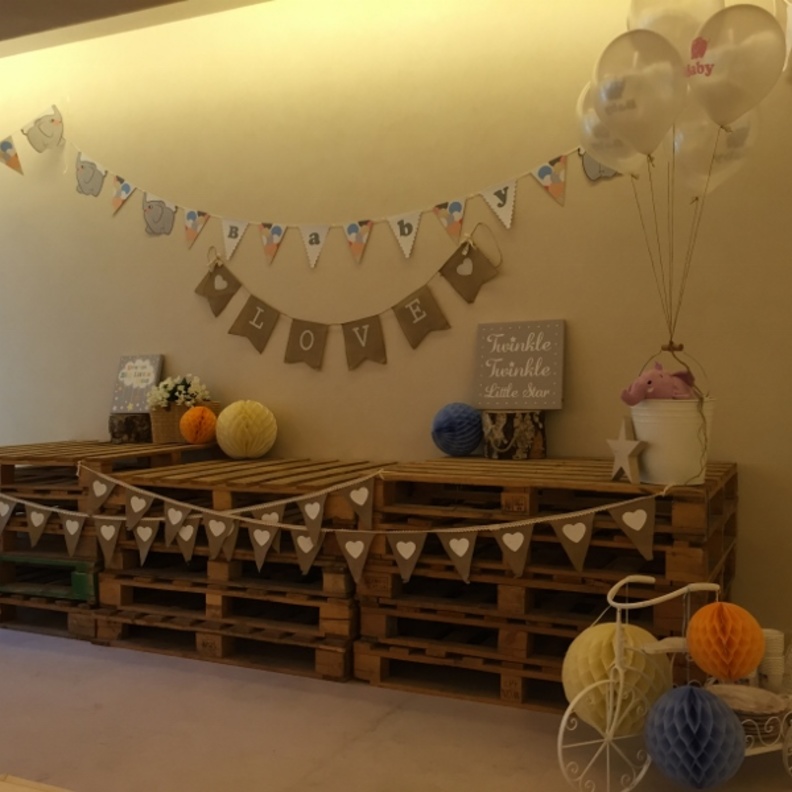 تنسيق بوحي من حيوان الفيل باللون الأبيض