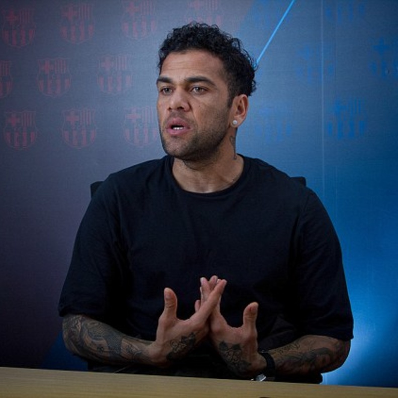 دانييل الفيس يعترف.. ميسي الأفضل