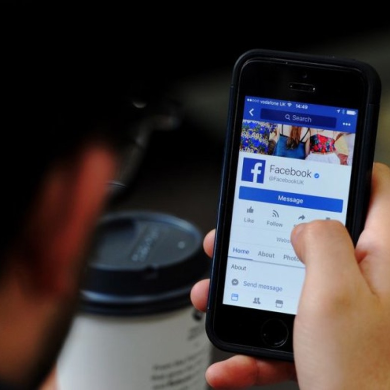 فيسبوك تخطط لإعادة خدمة المراسلة لتطبيقها