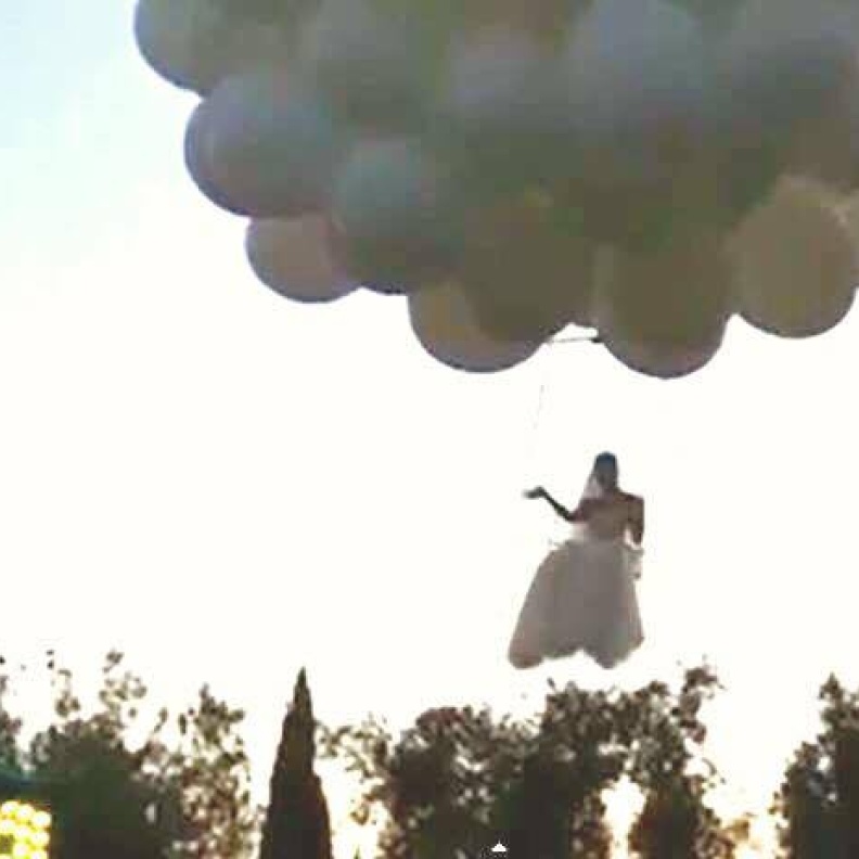 طارت العروس في السماء