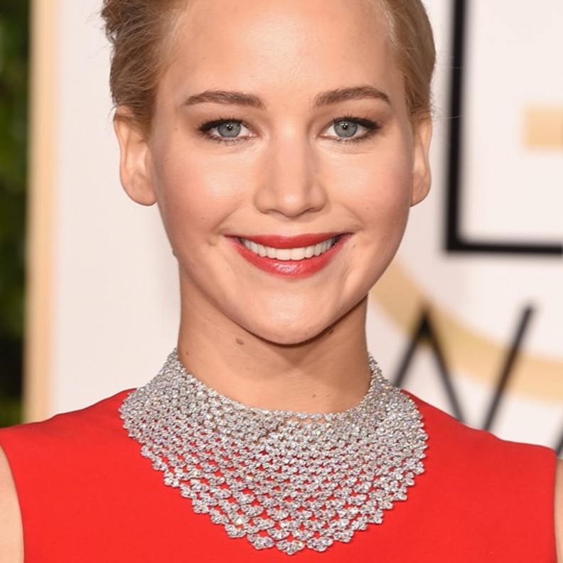 Jennifer Lawrence جينيفر لورانس متالقة بمكاج سموكي ناعم