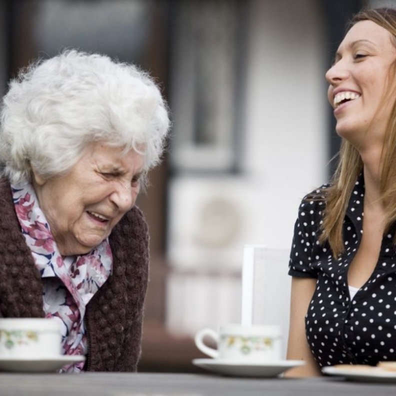 الشاي يحسن الحالة المزاجية لكبار السن