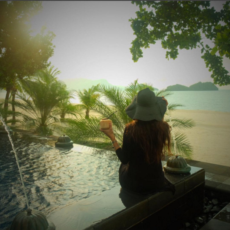 علا الفارس ولحظة تأمل بين احضان الطبيعة