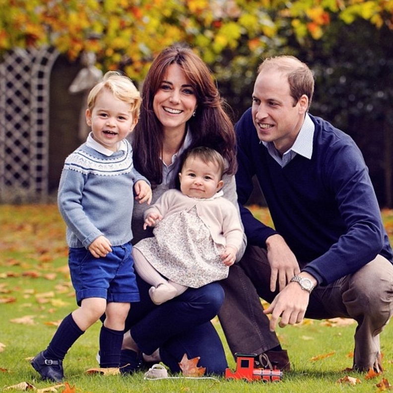  أصدرت الكامبريدج هذه الصورة لأسرتها بعد وقت قصير من ولادة شارلوت لبطاقة عيد الميلاد قبل ثلاث سنوات 2015