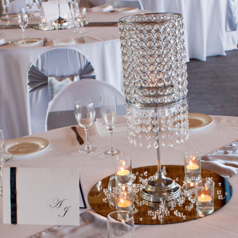 المرايا تتألق على طاولة زفافك