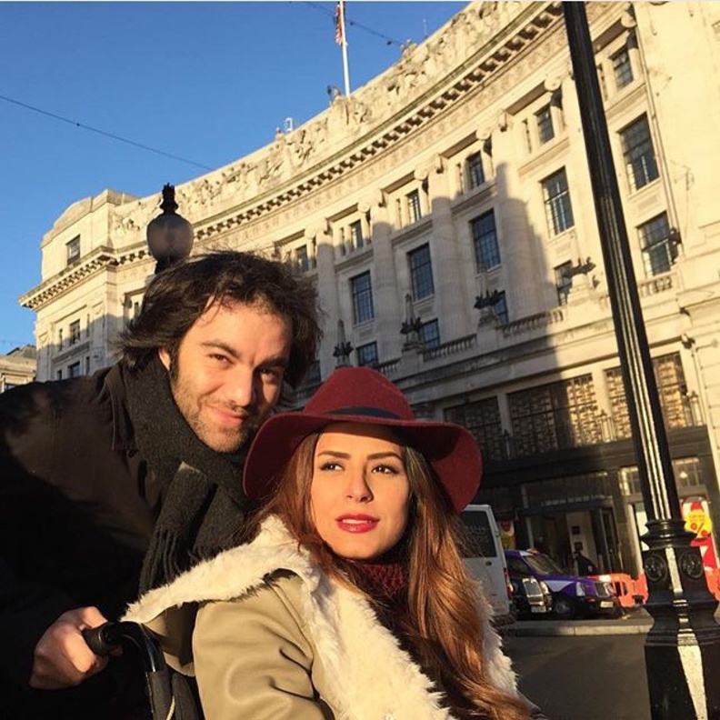 شريف رمزى يتجول مع زوجته بشوارع لندن على كرسي متحرك