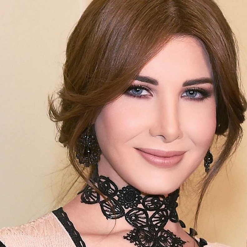 نانسي عجرم تعشق لون عينيها الزرقاوتين