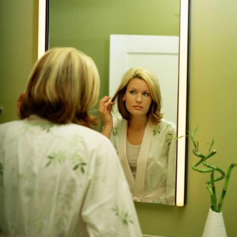 للأم.. حتى لا يصيبك الشيب المبكر عليك بذلك 