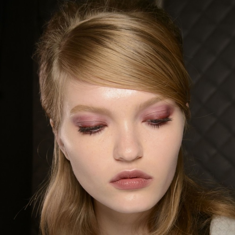 ميك اب ناعم بتدرجات الباستيل الزهري على كامل الجفون العليا للعين