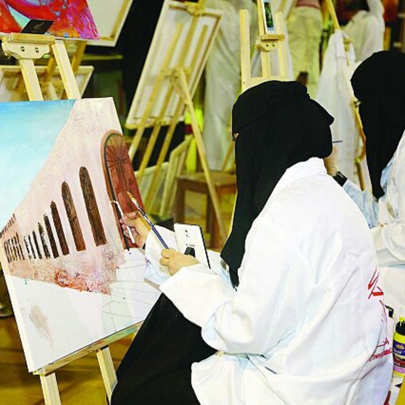 من الفنانات المشاركات في معرض عبير الاحساء
