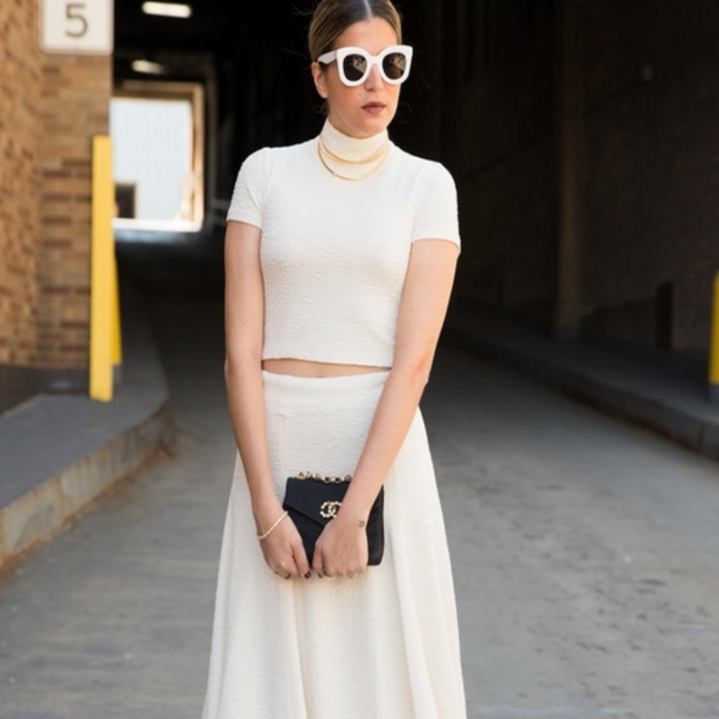 إطلالة باللون الأبيض كاملة