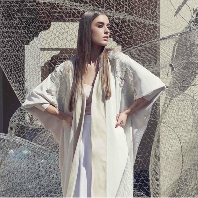 عباية بلون الاوف وايت من هال إينك