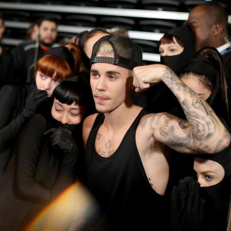 المغني جاستين بيبر يظهر عضلاته المشدودة في لقطة طريفة جمعته بمجموعة من الراقصين المساعدين في كواليس حفل جرامي لعام 2016